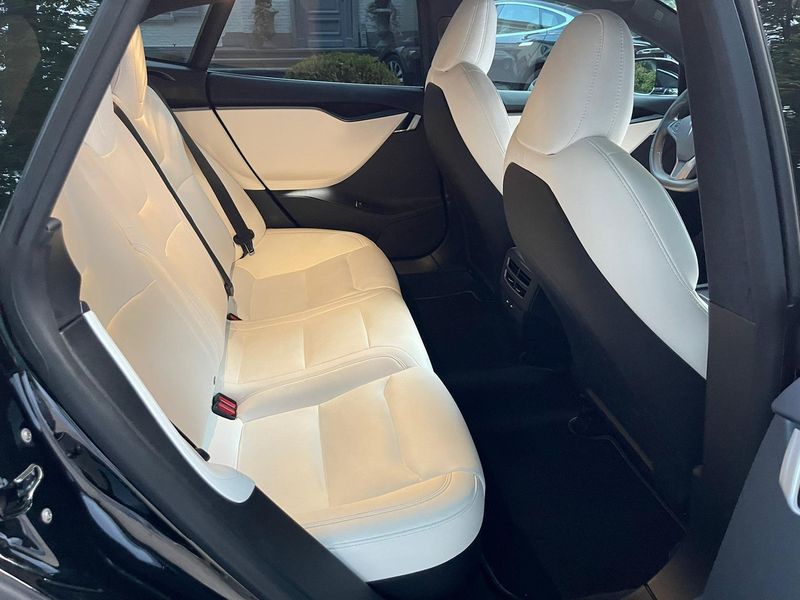 Tesla Model S • 2020 • 57,000 km 5