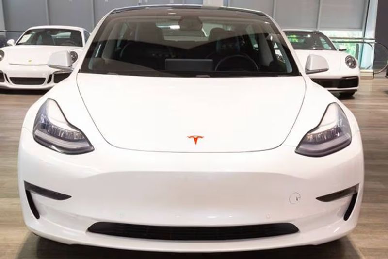 Tesla Model 3 • 2020 • 23,408 km 3