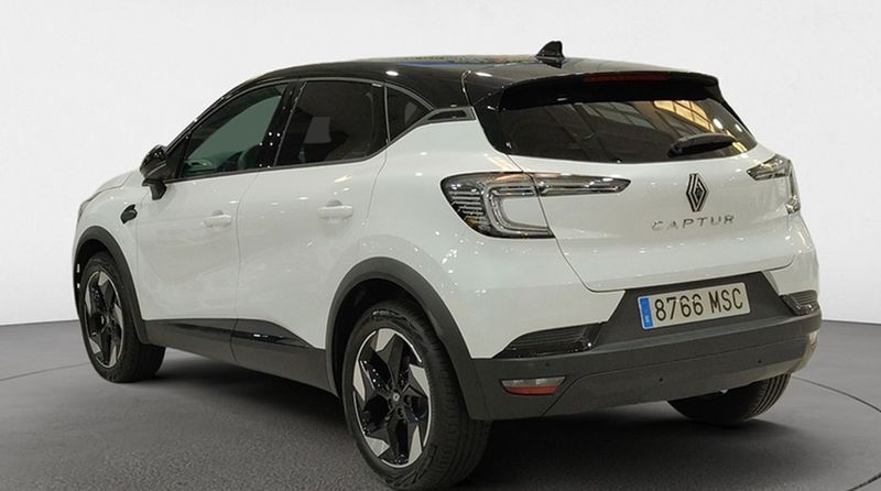 Renault Captur • 2024 • 2,143 km 3