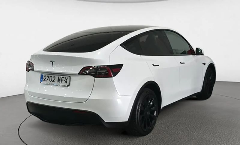 Tesla Model Y • 2023 • 18,300 km 2