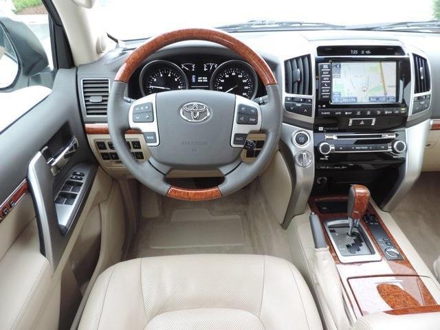 Toyota Land Cruiser • 2013 • 30,205 km 3