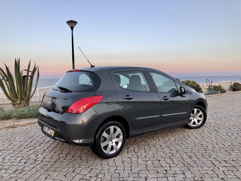Peugeot 308 • 2010 • 183,000 km 3