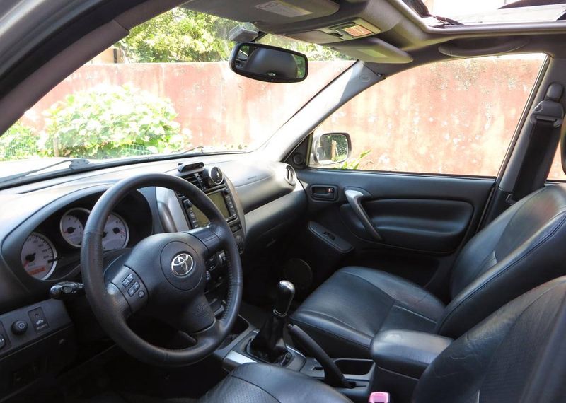 Toyota RAV4 • 2004 • 205,000 km 3