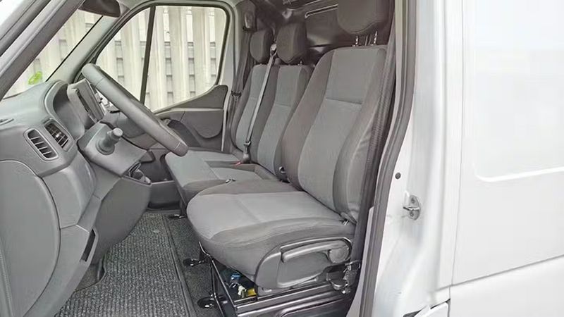 Renault Master • 2024 • 20,858 km 9