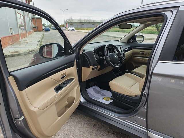 Mitsubishi Outlander • 2016 • 102,000 km 20