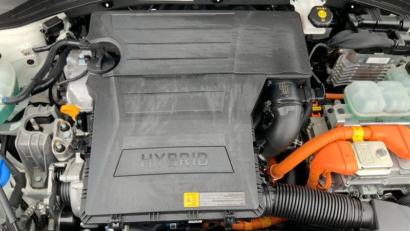 Hyundai Ioniq Hybrid • 2018 • 83,500 km 9