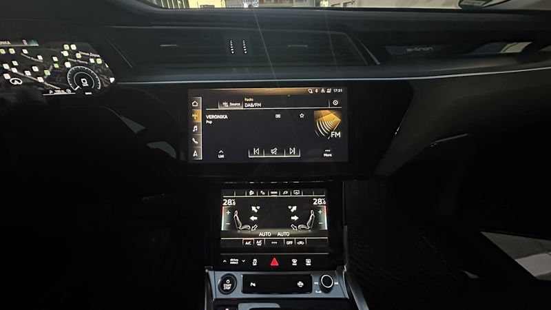 Audi e-tron • 2021 • 28,000 km 10