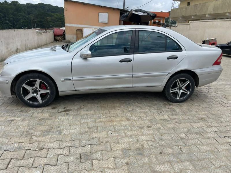 Mercedes-Benz C-Class • 2004 • 130,000 km 4