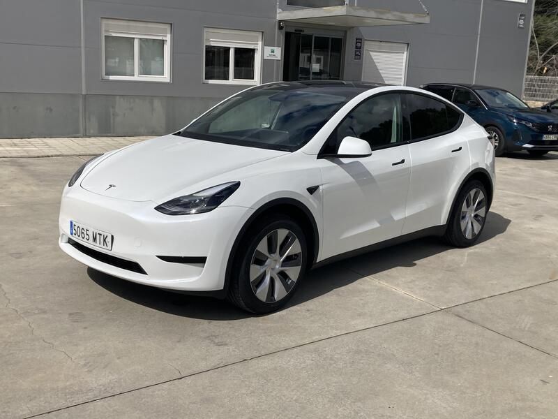 Tesla Model Y • 2024 • 2,458 km 2