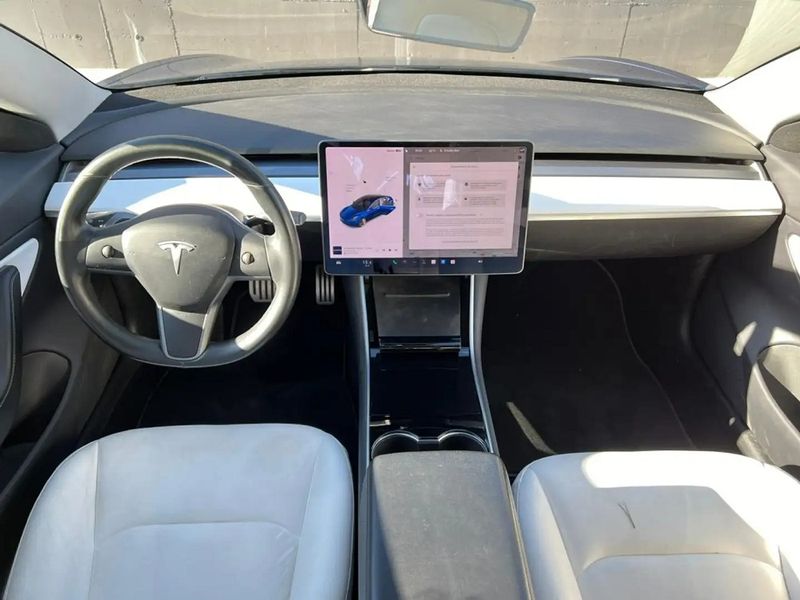 Tesla Model 3 • 2019 • 90,000 km 8