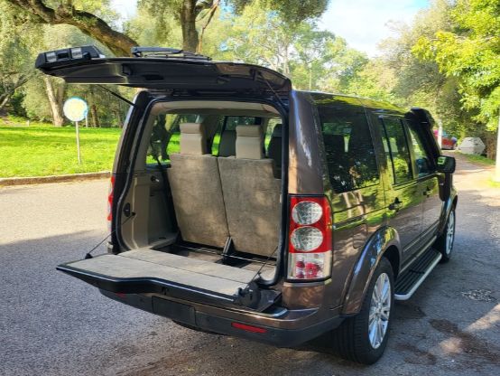 Land Rover Discovery • 2011 • 200,000 km 2