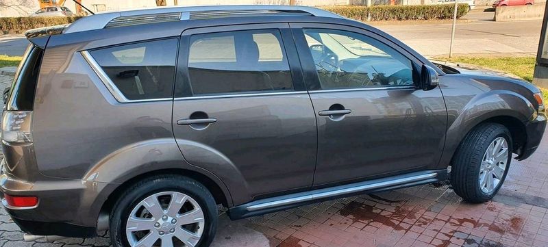 Mitsubishi Outlander • 2011 • 300,000 km 3