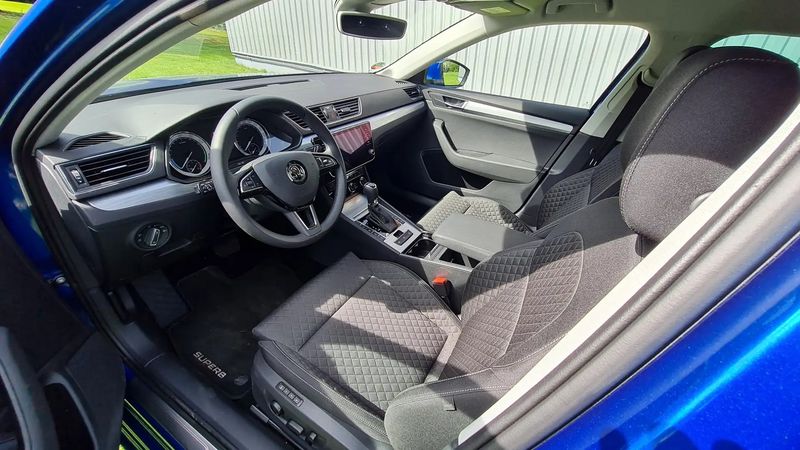 Škoda Superb • 2020 • 83,445 km 7