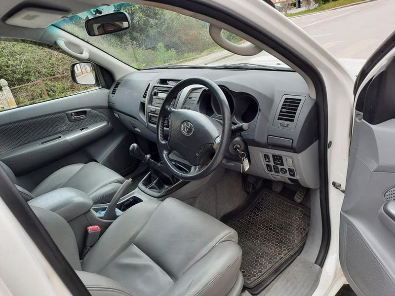 Toyota Hilux • 2009 • 75,000 km 4