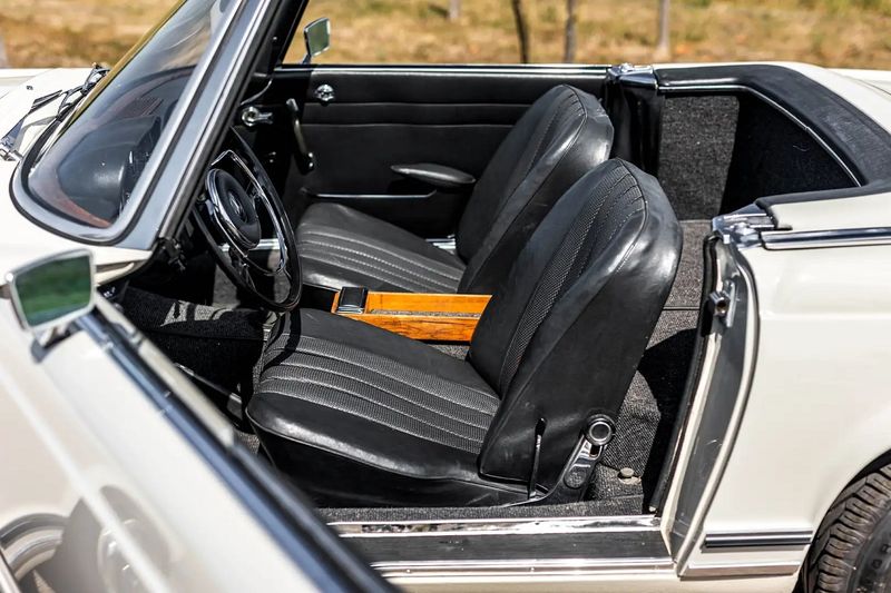 Mercedes-Benz SL • 1965 • 45,000 km 12