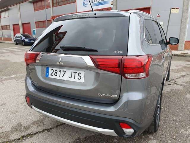 Mitsubishi Outlander • 2016 • 102,000 km 2