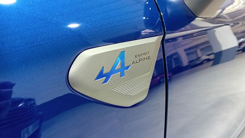 Renault Clio • 2023 • 10,831 km 6