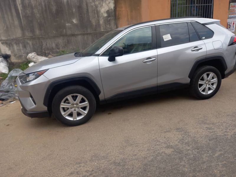 Toyota RAV4 • 2020 • 2 km 3