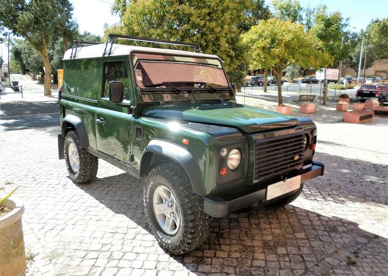 Land Rover Defender • 2002 • 229,999 km 1