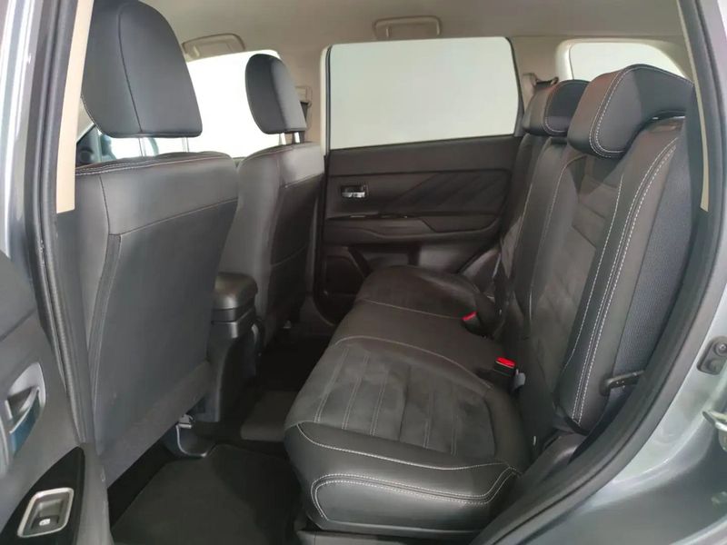 Mitsubishi Outlander • 2017 • 71,000 km 4