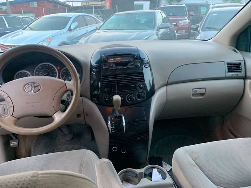 Toyota Sienna • 2005 • 106,354 km 3