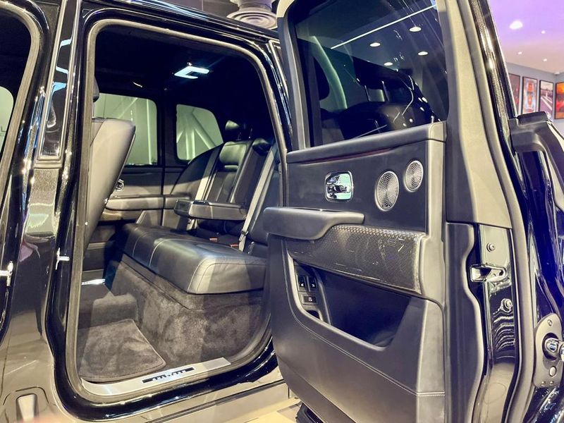 Rolls-Royce Cullinan • 2021 • 48,600 km 9