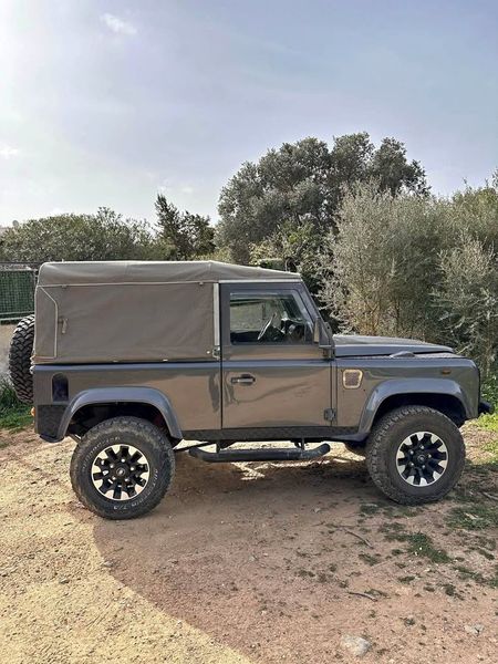 Land Rover Defender • 2006 • 276,000 km 3