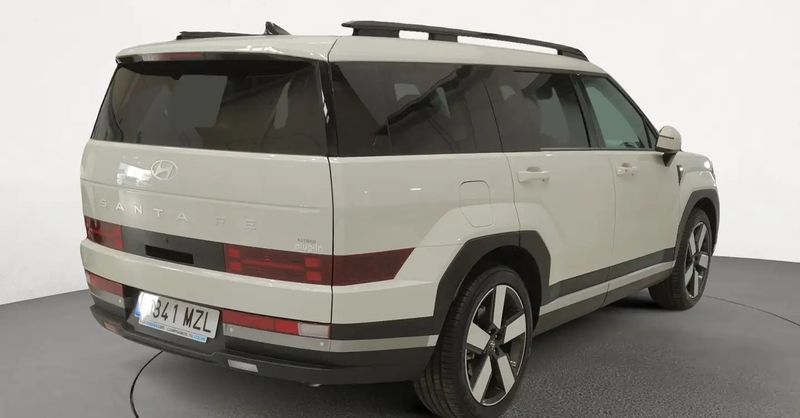 Hyundai Santa Fe • 2025 • 8,417 km 4