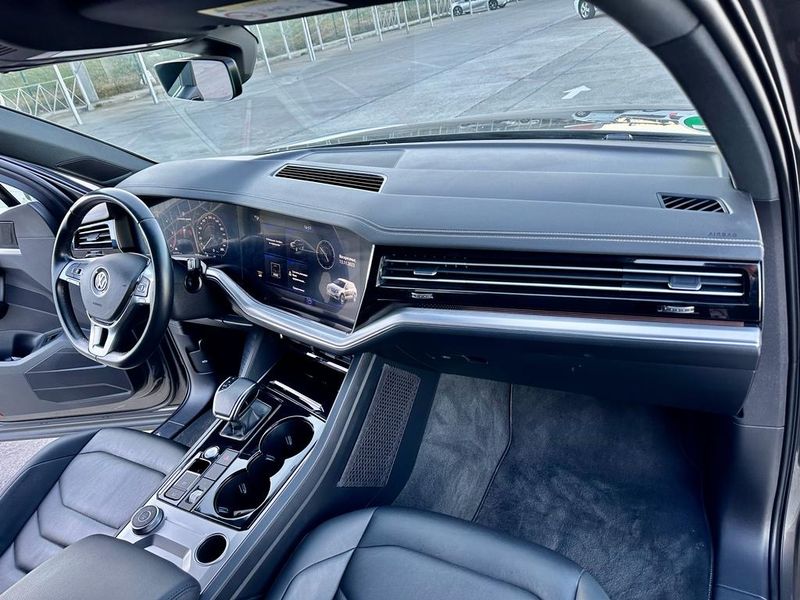 Volkswagen Touareg • 2019 • 160,000 km 12