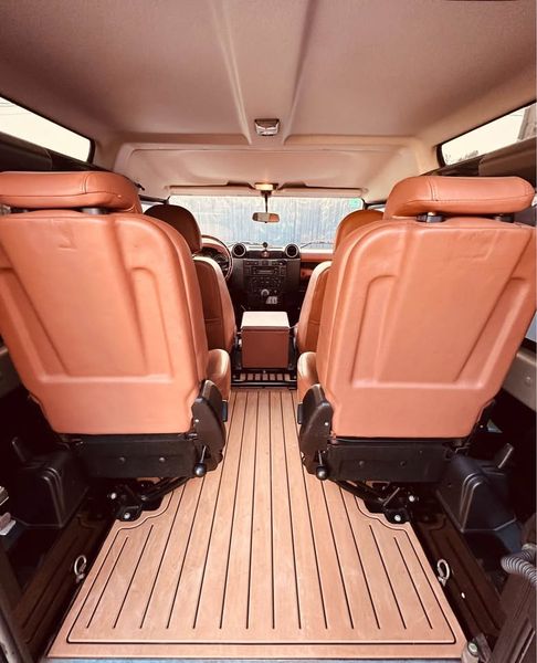 Land Rover Defender • 2007 • 185,000 km 6