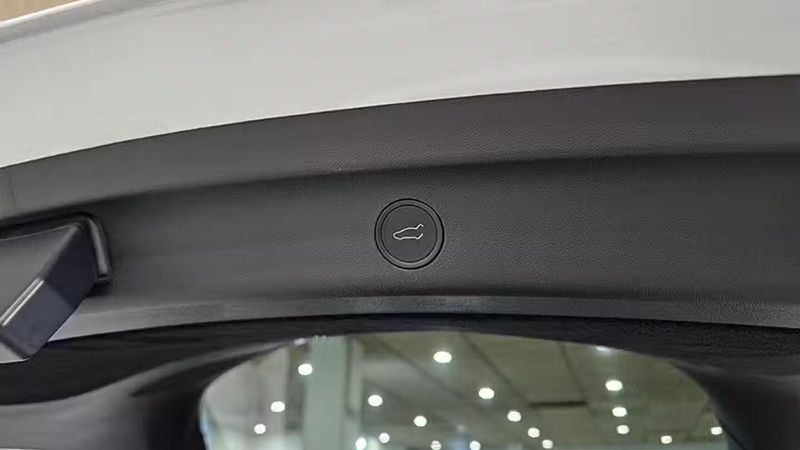 Tesla Model Y • 2024 • 16,942 km 10