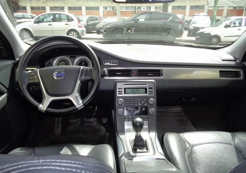 Volvo V70 • 2010 • 219,856 km 1