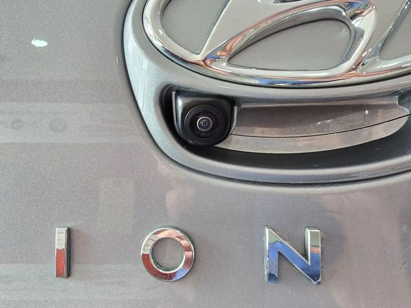 Hyundai Ioniq Plug-In Hybrid • 2020 • 51,500 km 13