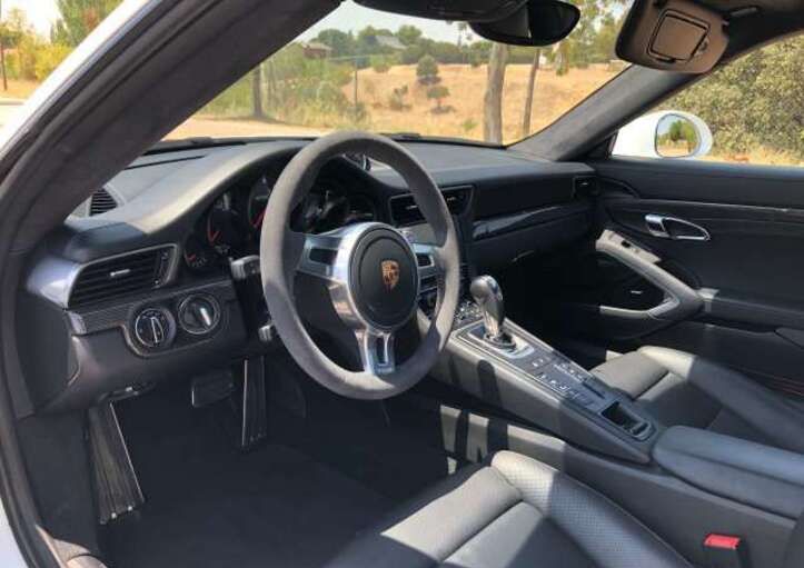 Porsche 911 Carrera • 2015 • 92,400 km 2