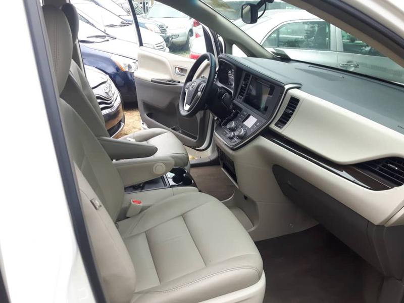 Toyota Sienna • 2005 • 87,291 km 11