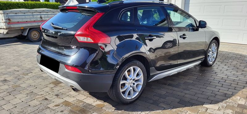 Volvo V40 • 2017 • 105,500 km 2