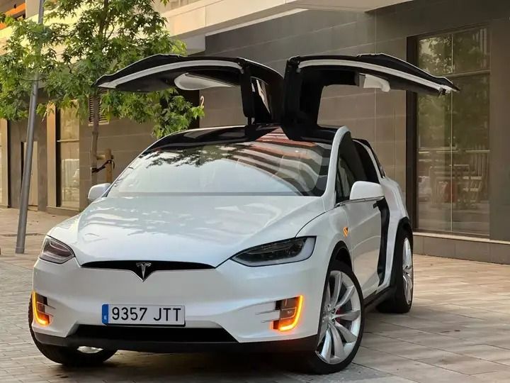 Tesla Model X • 2016 • 42,965 km 1