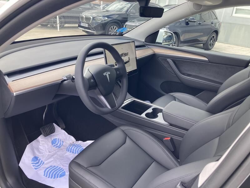 Tesla Model Y • 2024 • 2,458 km 19