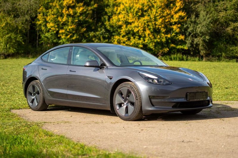 Tesla Model 3 • 2022 • 10,900 km 1