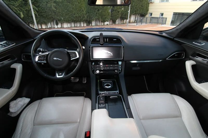 Jaguar F-Pace • 2017 • 99,000 km 13