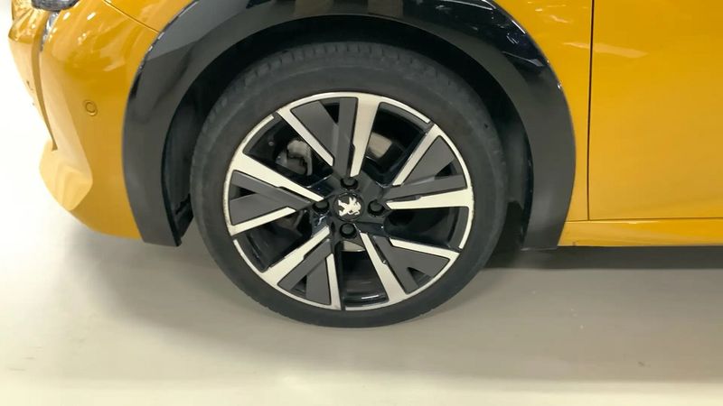 Peugeot 2008 • 2021 • 32,700 km 5
