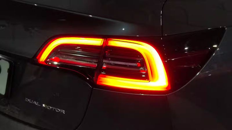 Tesla Model 3 • 2022 • 115,104 km 25