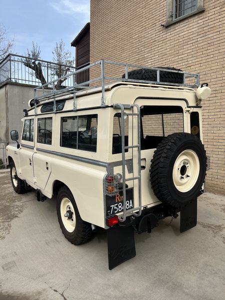Land Rover 109 • 1982 • 3,600 km 5