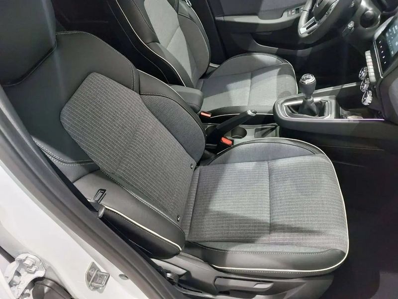 Renault Clio • 2024 • 11,000 km 6