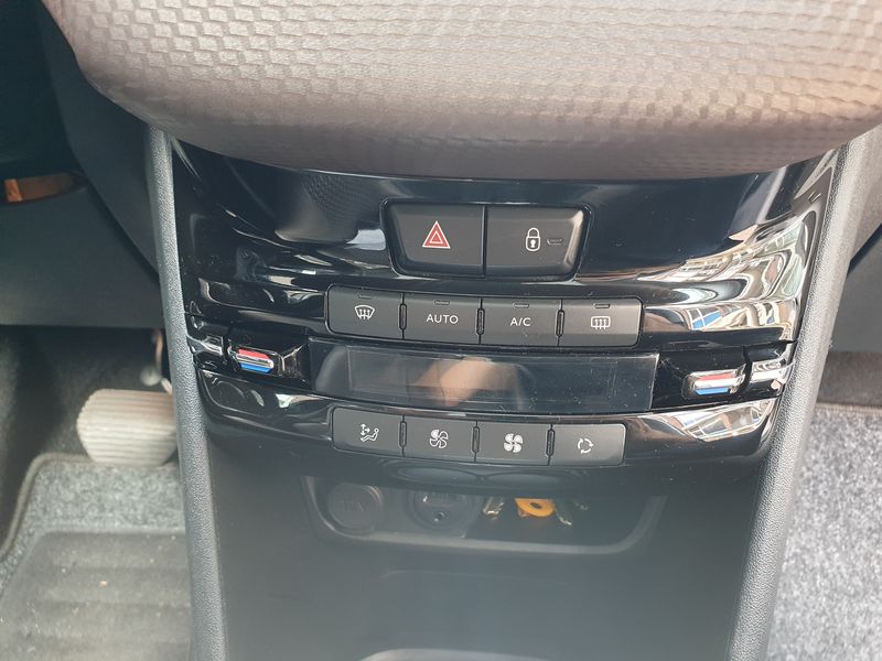 Peugeot 2008 • 2014 • 63,600 km 6