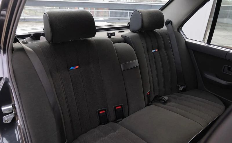 BMW 5 Series • 1985 • 130,000 km 13