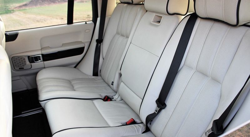 Land Rover Range Rover • 2010 • 181,000 km 9