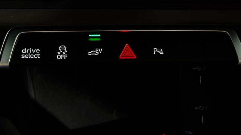 Audi Q3 • 2024 • 13,924 km 10