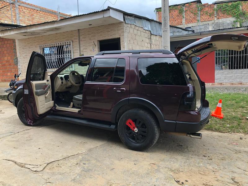Ford Explorer • 2006 • 123,000 km 3