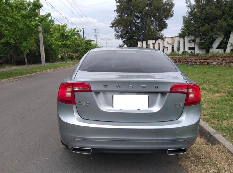 Volvo S60 • 2018 • 52,000 km 3